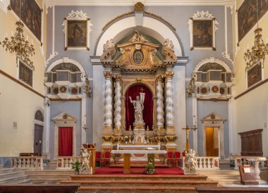 Dubrovnik, Hırvatistan - 23 Ağustos 2020: Stradun Caddesi üzerindeki Fransisken kilisesinde sunak manzarası