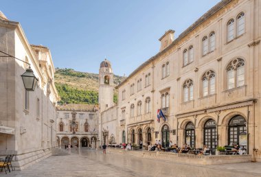 Dubrovnik, Hırvatistan - 23 Ağustos 2020: Sabah güneşinde eski kentte Luzar Sqaure