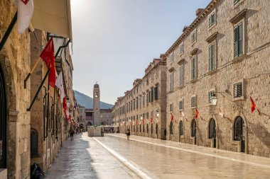 Dubrovnik, Hırvatistan - 23 Ağustos 2020: Çok az turistle yaz sabahı boş Stradun sokak manzarası