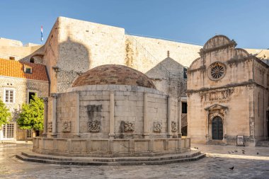 Dubrovnik, Hırvatistan - 22 Ağustos 2020: Eski şehrin ana caddesi Stradun 'daki Büyük Onofrios Çeşmesi