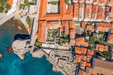 Hırvatistan 'da yaz öğleden sonra Adriyatik Denizi kıyısındaki Dubrovnik kentinin Bokar Kalesi' nin insansız hava aracı görüntüsü