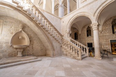 Dubrovnik, Hırvatistan - 22 Ağustos 2020: Eski kentteki Rektörler Sarayı 'nda bronz heykeli olan Atriyum merdivenleri