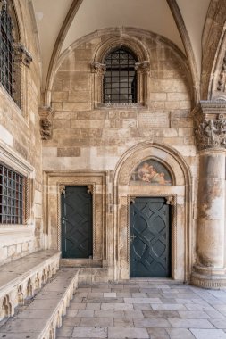 Dubrovnik, Hırvatistan - 22 Ağustos 2020: Eski kentteki Divona Sponza Sarayı 'nın ön cephesi