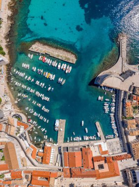 Hırvatistan 'da yaz öğleden sonra Dubrovnik eski limanını hava aracı vurdu