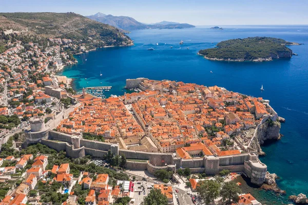 Hırvatistan 'ın Dubrovnik kenti yakınlarındaki Adriyatik Denizi' ndeki Otok Lokrum 'un insansız hava aracı görüntüsü.
