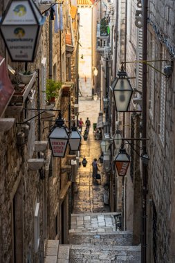 Dubrovnik, Hırvatistan - 22 Ağustos 2020: St. Blaise Kilisesi manzaralı dar taş merdiven