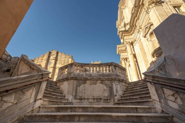 Hırvatistan 'ın eski Dubrovnik kentinde yaz sabahı güneş doğarken boş Cizvit taş merdivenleri