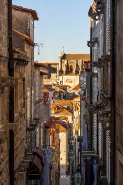 Hırvatistan 'da yaz sabahı St. Blaise kilisesi manzaralı Dubrovnik' in merkezine giden dar merdivenler.
