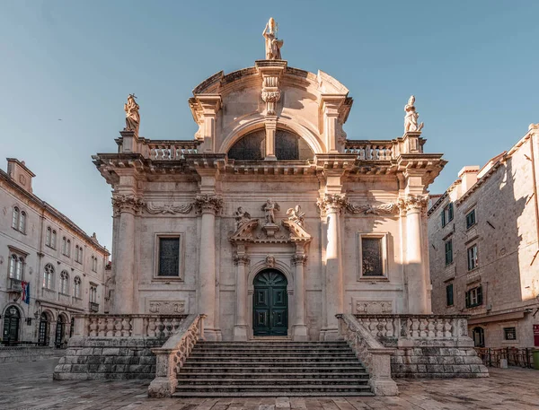 Hırvatistan 'ın Dubrovnik kentindeki boş merkez kentinde Aziz Blasie Kilisesi yaz sabahı
