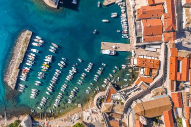 Hırvatistan 'ın Adriyatik Denizi' ndeki Dubrovnik eski limanının havadan insansız hava aracı görüntüsü