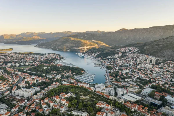Lapad Dubrovnik köprüsünün Hırvatistan 'da yaz sabahı tepede gün doğumuyla çekilmiş insansız hava aracı görüntüleri — Stok fotoğraf