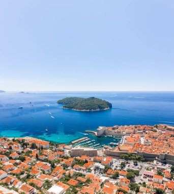 Hırvatistan 'ın Dubrovnik kenti yakınlarındaki Adriyatik Denizi' ndeki Otok Lokrum 'un insansız hava aracı görüntüsü.