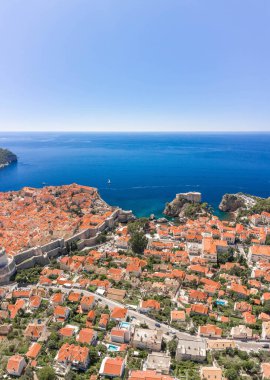 Hırvatistan 'da Adriyatik Denizi kıyısındaki Dubrovnik eski kasabasının batı duvarının insansız hava aracı görüntüsü.