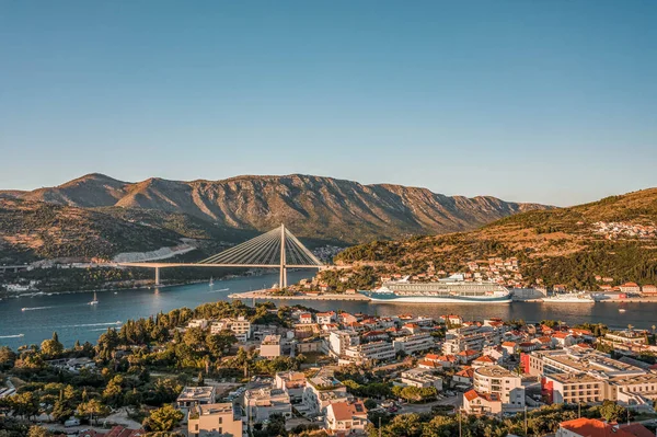Dubrovnik köprüsünün hava aracı görüntüsü ve Hırvatistan 'ın gün batımında Dalmaçya limanında gezinti — Stok fotoğraf