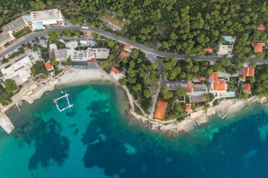 Hırvatistan 'ın Dalmaçya kıyı şeridi tarafından Dubrovnik' te günbatımı kumsalının hava insansız hava aracı görüntüleri