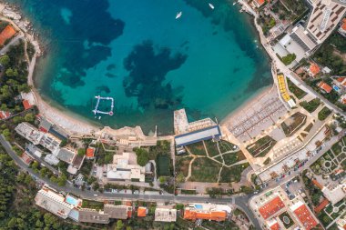 Hırvatistan 'ın Dalmaçya kıyı şeridi tarafından Dubrovnik' te günbatımı kumsalının hava insansız hava aracı görüntüleri