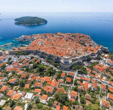 Hırvatistan 'ın Dubrovnik kenti yakınlarındaki Adriyatik Denizi' ndeki Otok Lokrum 'un insansız hava aracı görüntüsü.