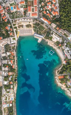 Hırvatistan 'ın Dalmaçya kıyı şeridi tarafından Dubrovnik' te günbatımı kumsalının hava insansız hava aracı görüntüleri