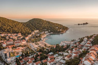 Hırvatistan 'ın Dubrovnik kentindeki Sunset Beach Cove' un hava aracı görüntüleri yaz günbatımı