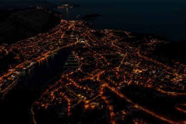 Hırvatistan 'ın Dubrovnik kentinde yaz günbatımında Port Gruz' un insansız hava aracı görüntüleri