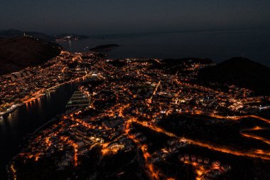 Hırvatistan 'ın Dubrovnik kentinde yaz günbatımında Port Gruz' un insansız hava aracı görüntüleri