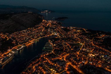 Hırvatistan 'ın Dubrovnik kentinde yaz günbatımında Port Gruz' un insansız hava aracı görüntüleri