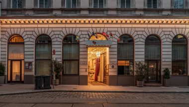 Viyana, Avusturya - 7 Şubat 2020: Kışın erken saatlerinde şehir merkezindeki Theaterhotel 'in ön cephesi