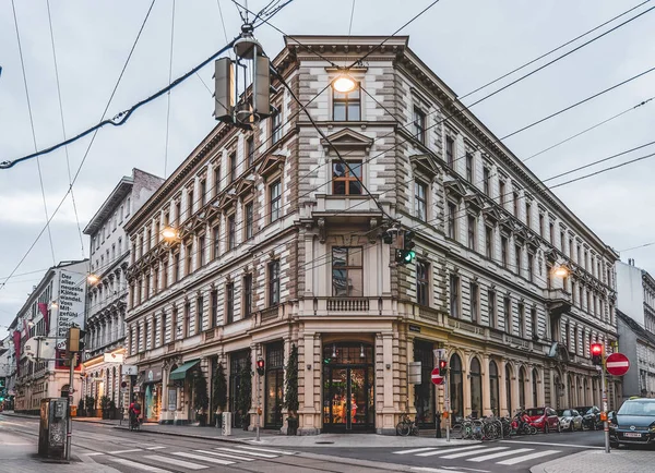 Viyana, Avusturya - 7 Şubat 2020: Kışın erken saatlerinde şehir merkezinde cephe inşaatı