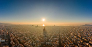 İspanya 'nın sisli gündoğumu altın saatinde Barcelona şehir merkezinde gökyüzü insansız hava aracı görüntüsü.
