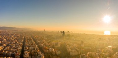 Barcelona şehrinin panoramik hava aracı görüntüsü ufuk çizgisinde gün doğumu İspanya 'da sisli bir sabah altın saatinde