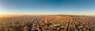 İspanya 'da güneş doğarken Barselona şehir kilisesinin hava aracı görüntüsü.