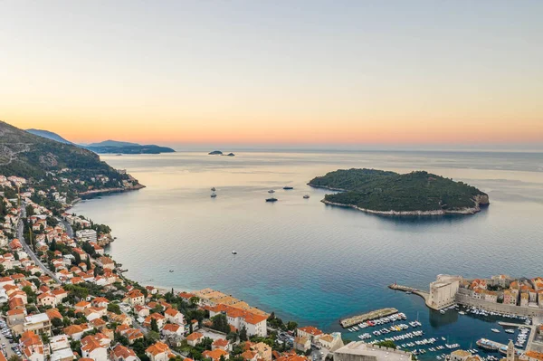 Adriyatik Denizi 'ndeki Otok Lokrum' un Hırvatistan 'daki Dubrovnik eski limanı tarafından güneş doğmadan önceki yaz çekilmiş insansız hava aracı görüntüleri