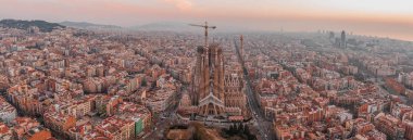 Barselona, İspanya - 25 Şubat 2020: Hava Panorama İHA 'sı kış günbatımından önce şehir merkezinin boş sokağının görüntüsü