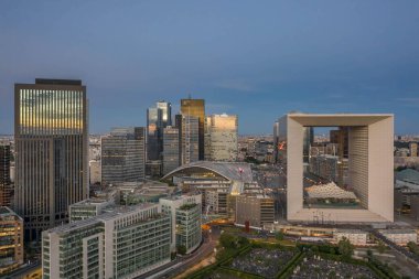 Paris, Fransa - 18 Haziran 2020: Kordon de La Defense 'da gökdelenlerin insansız hava aracı görüntüleri