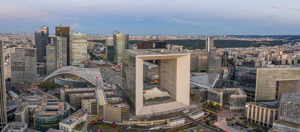 Paris, Fransa - 18 Haziran 2020: Gün batımından sonra La Defansta gökdelenlerin hava saldırısı