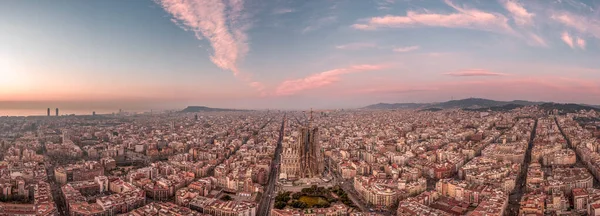 Vista aérea de Barcelona centro calle vacía antes del amanecer en España atardecer de invierno Fotos de stock libres de derechos