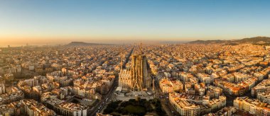 İspanya 'da güneş doğarken Barcelona şehir merkezinin insansız hava aracı görüntüsü