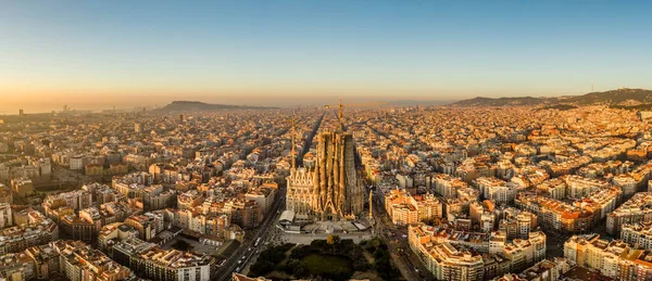 Panorama aereo drone shot del centro di Barcellona all'alba ora d'oro in Spagna inverno — Foto Stock