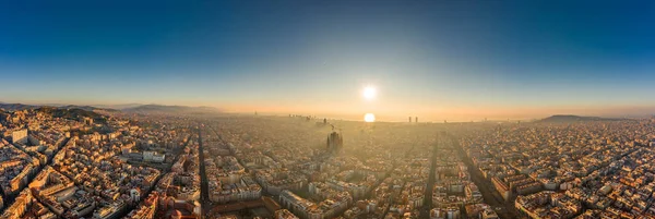 Flygfoto drönare bild av skyline i Barcelonas centrum i dimmig soluppgång gyllene timme i Spanien vinter Stockfoto