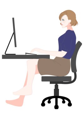 Bacak bacak üstüne atmış bilgisayar kullanan bir kadın resmi.