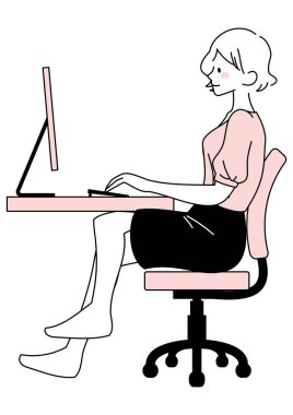 Bacak bacak üstüne atmış bilgisayar kullanan bir kadın resmi.