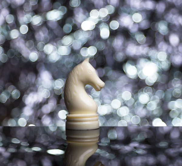 White Chess Horse sur fond flou . — Photo