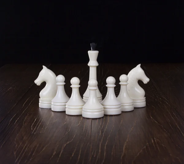 The White queen on a wooden table. — Stock Photo, Image