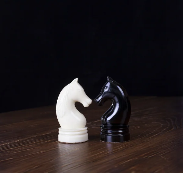 Cheval d'échecs blanc et noir . — Photo