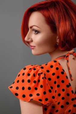 Bir duvar, Kırmızı elbiseli kırmızı kız.