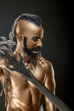 Kılıç güçlü altın askerle. 2