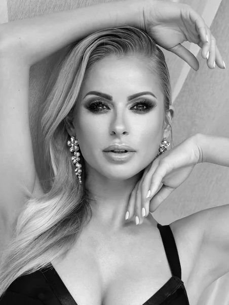 Beauty portrait of blonde woman with glamour makeup. — Stock Photo, Image