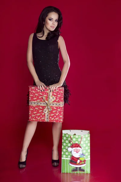 Mujer elegante con regalo . — Foto de Stock