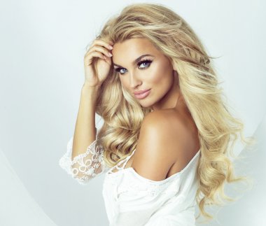 Kameraya bakarak hassas sarışın melek.