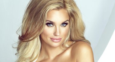 Kameraya bakarak hassas sarışın melek.